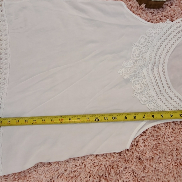 Simple but pretty Small tank top. - Picture 3 of 3